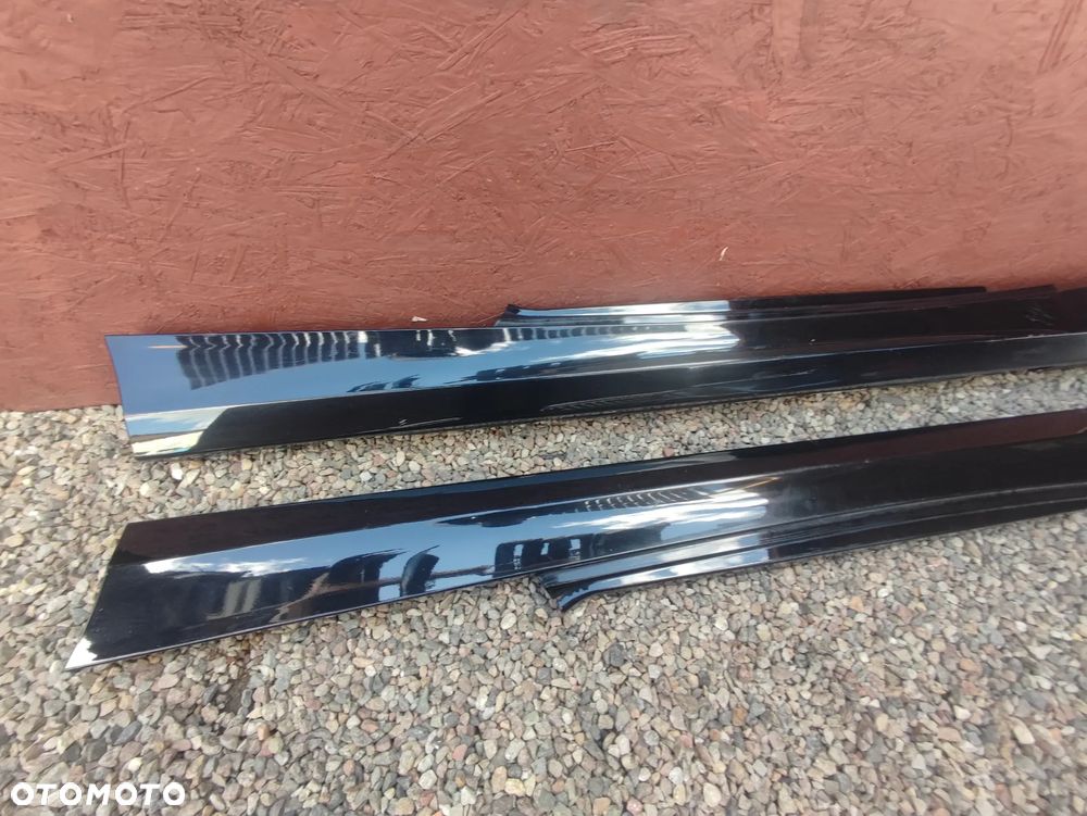BMW E81 / E82 / E88 ORYGINALNE NAKŁADKI NA PROGI LEWA / PRAWA W KOLORZE SCHWARZ II O NR.  51 77 7 046 348 / 51 77 7 046 347 OEM W DOBRYM STANIE - 2