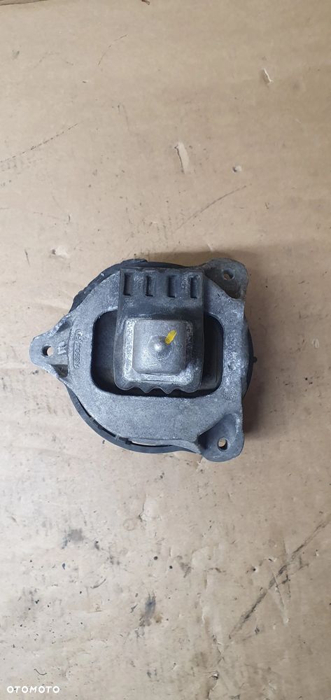 Łapa poduszka silnika lewa BMW M5 G30 F90 4.4 V8 6860457 - 1