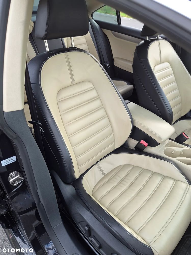 Volkswagen Passat CC - 28