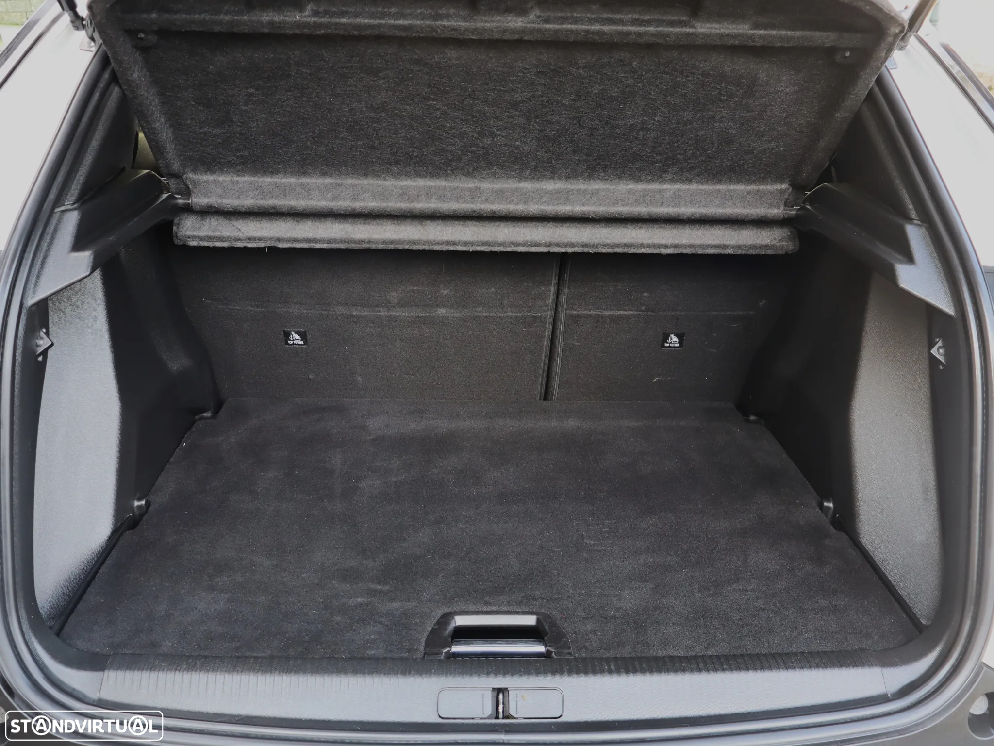 Peugeot 2008 1.5 BlueHDi Allure EAT8 - 37