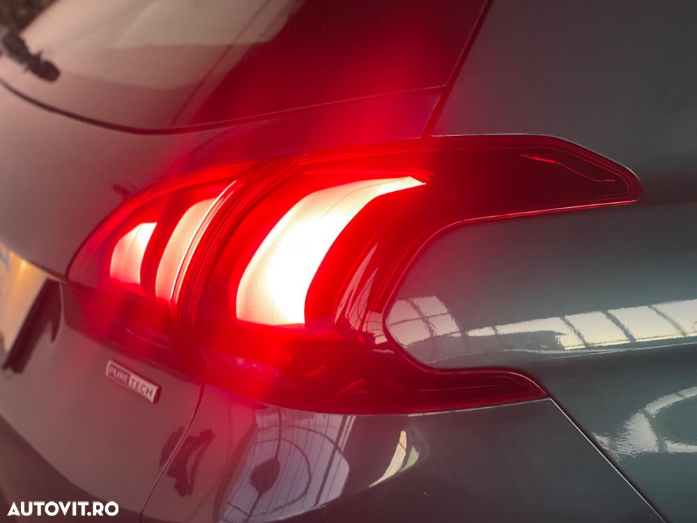 Peugeot 2008 1.2 PureTech Turbo Allure - 35