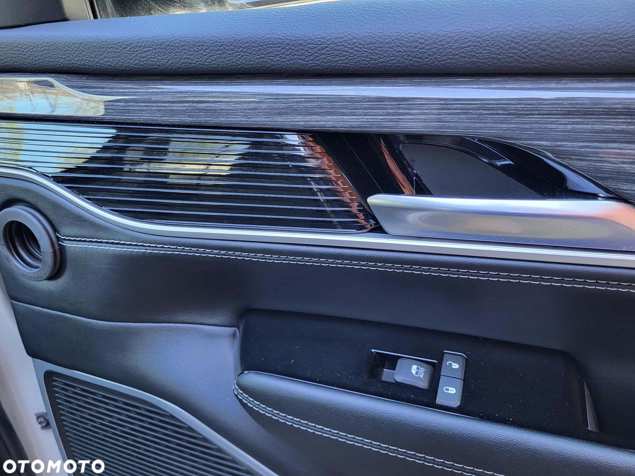Jeep Wagoneer - 39