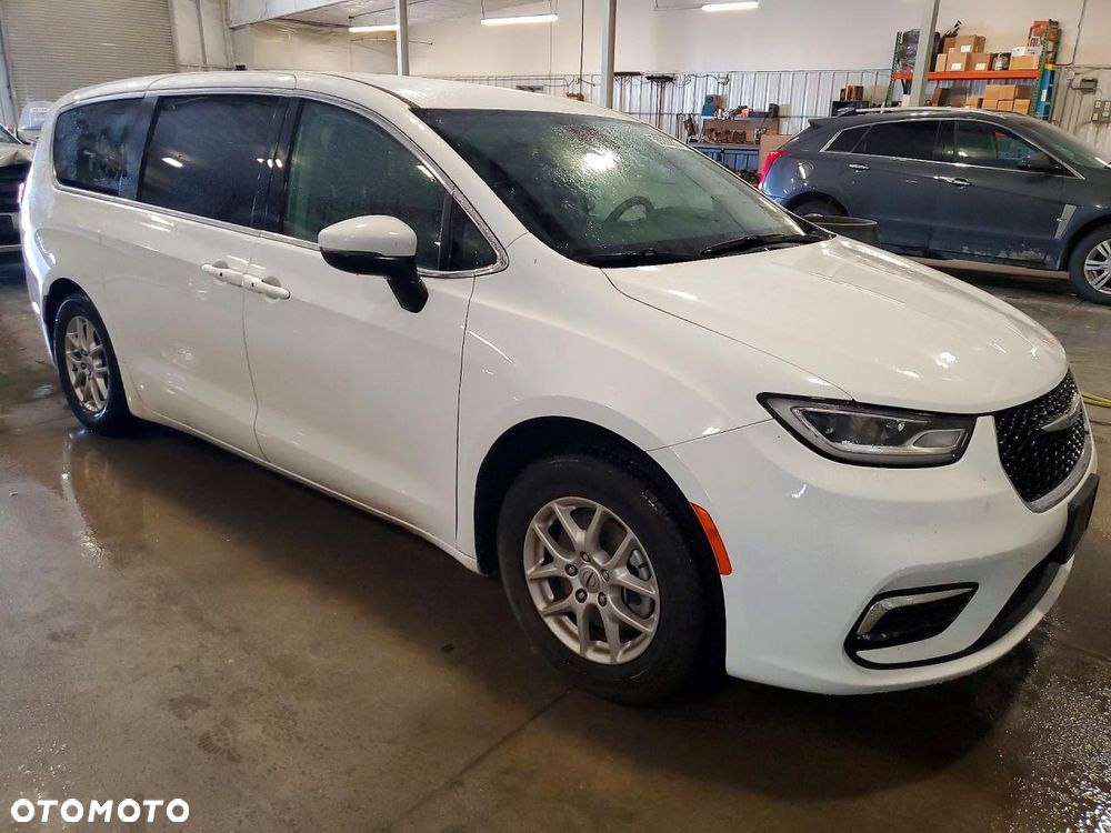 Chrysler Pacifica - 1