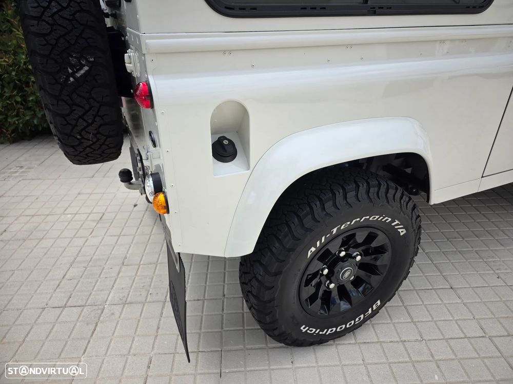 Land Rover Defender 90 2.4 CRD S - 17