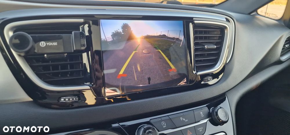 Chrysler Pacifica - 11