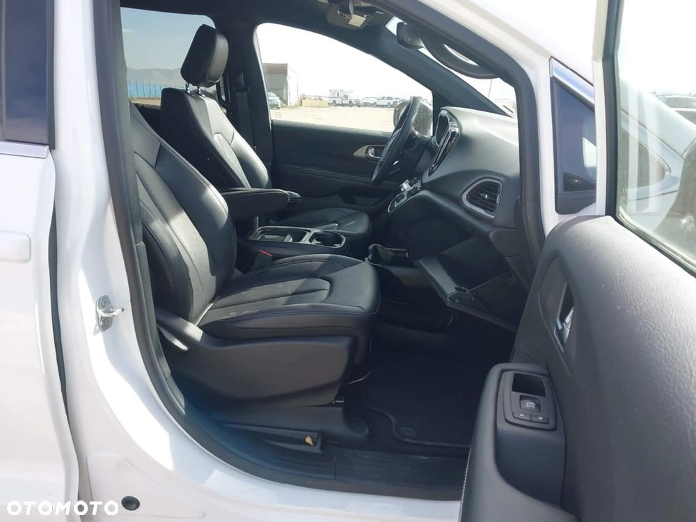 Chrysler Pacifica - 10