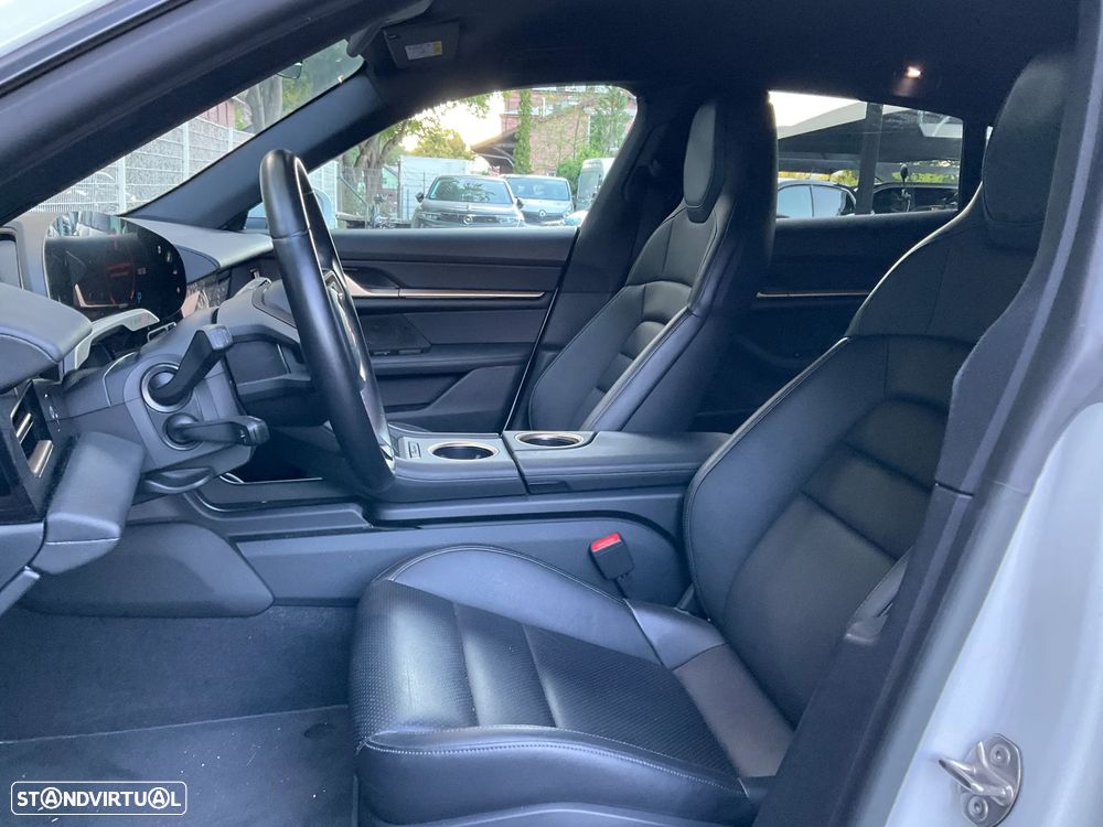 Porsche Taycan Sport Turismo - 12