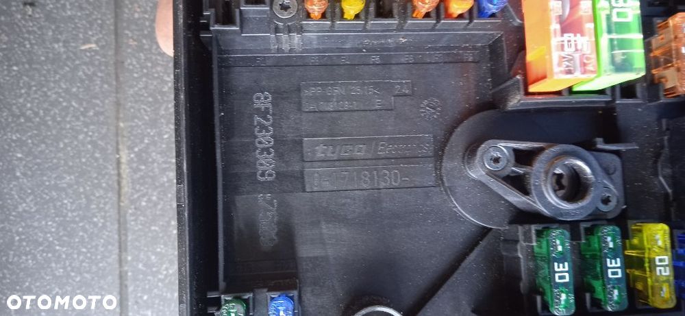VW Scirocco Skrzynka Bezpieczników 1KO937629A - 2
