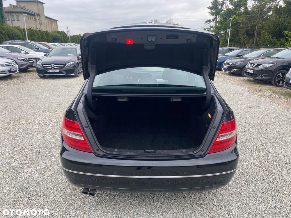 Mercedes-Benz Klasa C 180 CGI Automatik BlueEFFICIENCY Avantgarde - 18