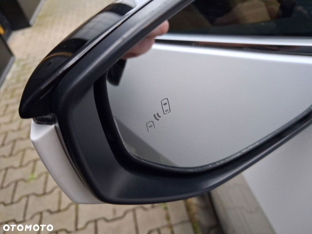 Lexus UX 300h Business - 24
