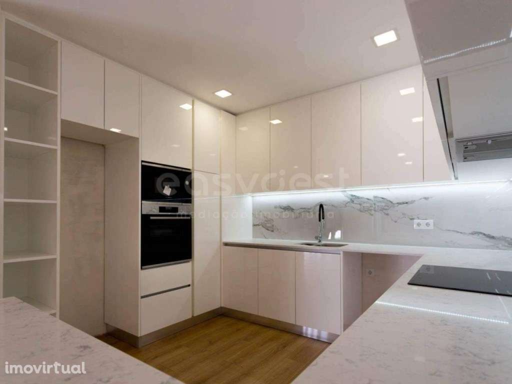 Moradia T4 num condomínio fechado com piscina, no Entroncamento - Grande imagem: 2/13