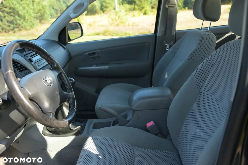 Toyota Hilux 2.5 D-4D SR5 Pakiet Plus - 28