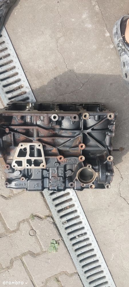 Blok silnika vw t5.1 2.0 tdi 103 kw - 7