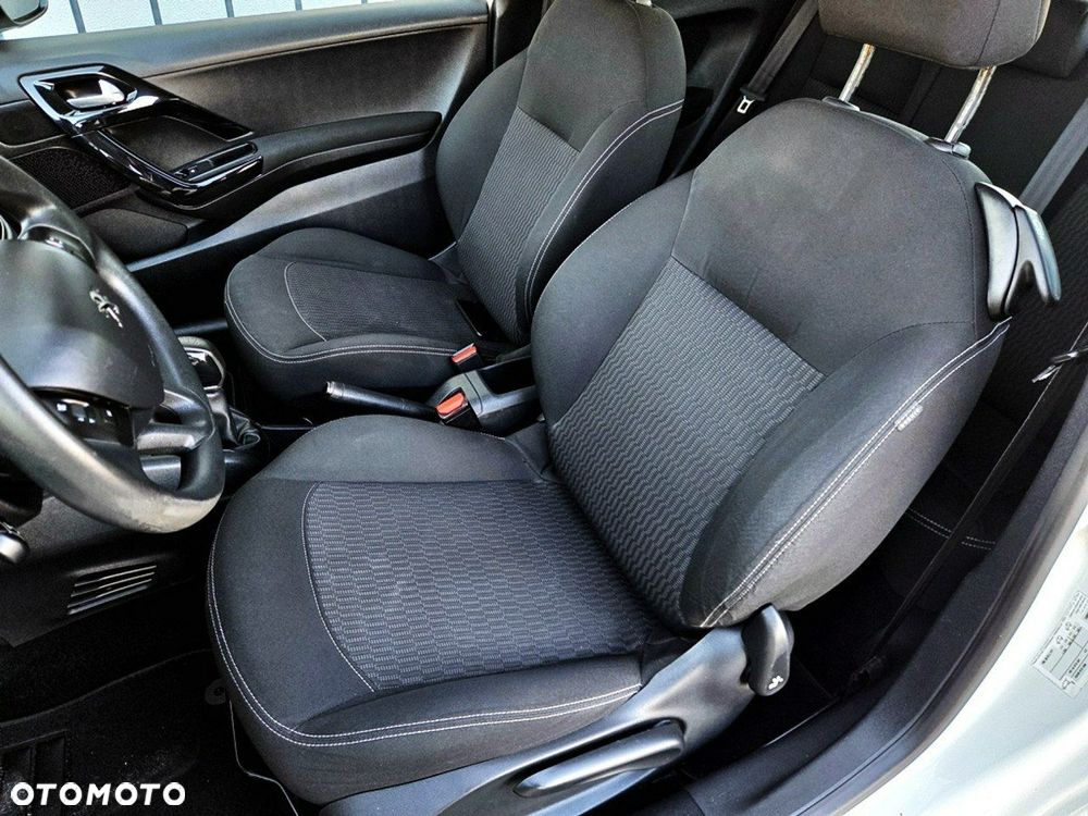 Peugeot 208 - 17