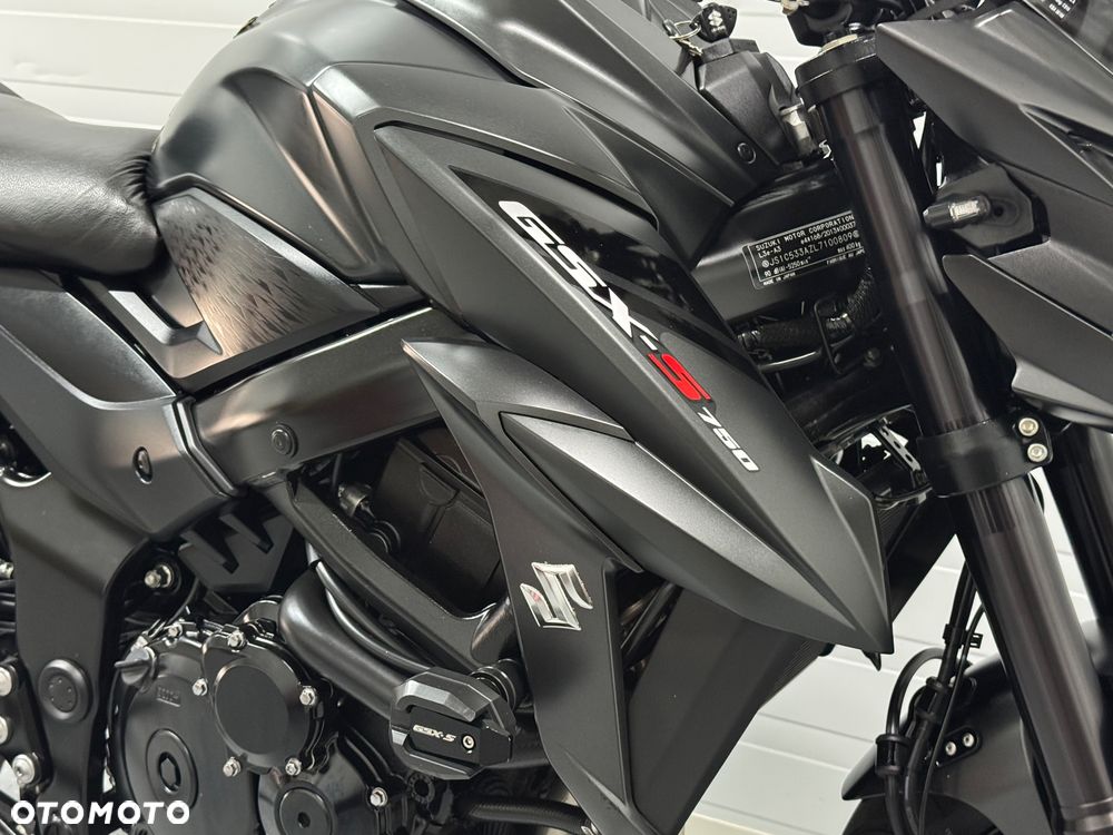 Suzuki GSX - 16