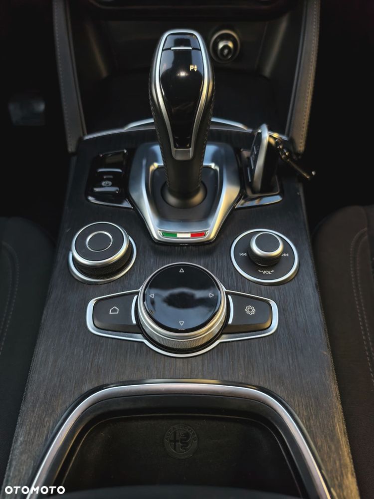 Alfa Romeo Stelvio - 13