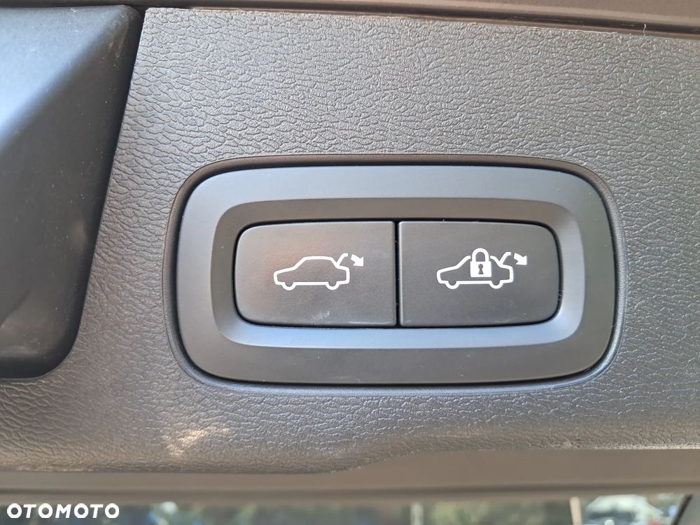 Volvo XC 60 B4 D Plus Dark - 32