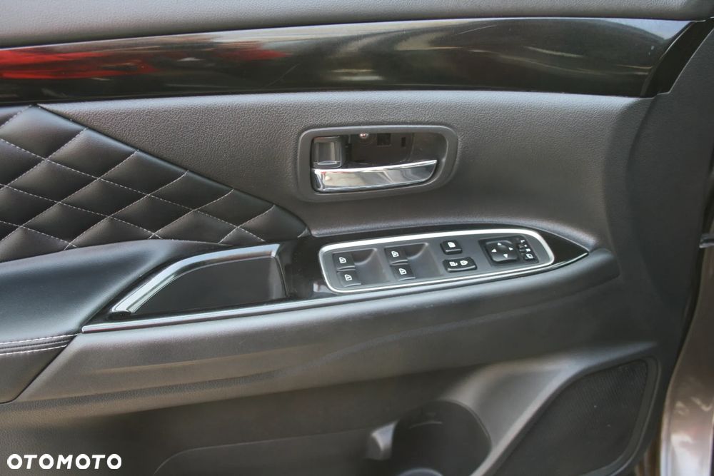 Mitsubishi Outlander - 10