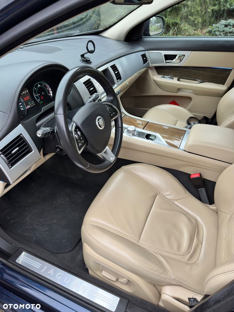 Jaguar XF 2.2 D Luxury - 10