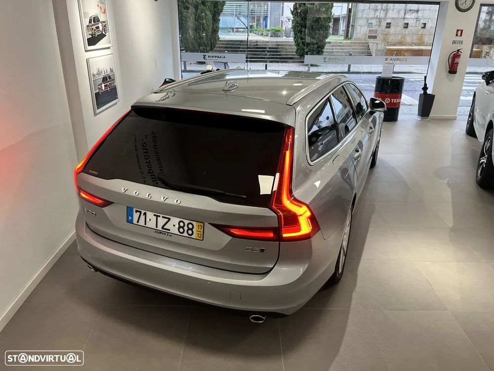 Volvo V90 2.0 D5 Momentum AWD Geartronic - 4