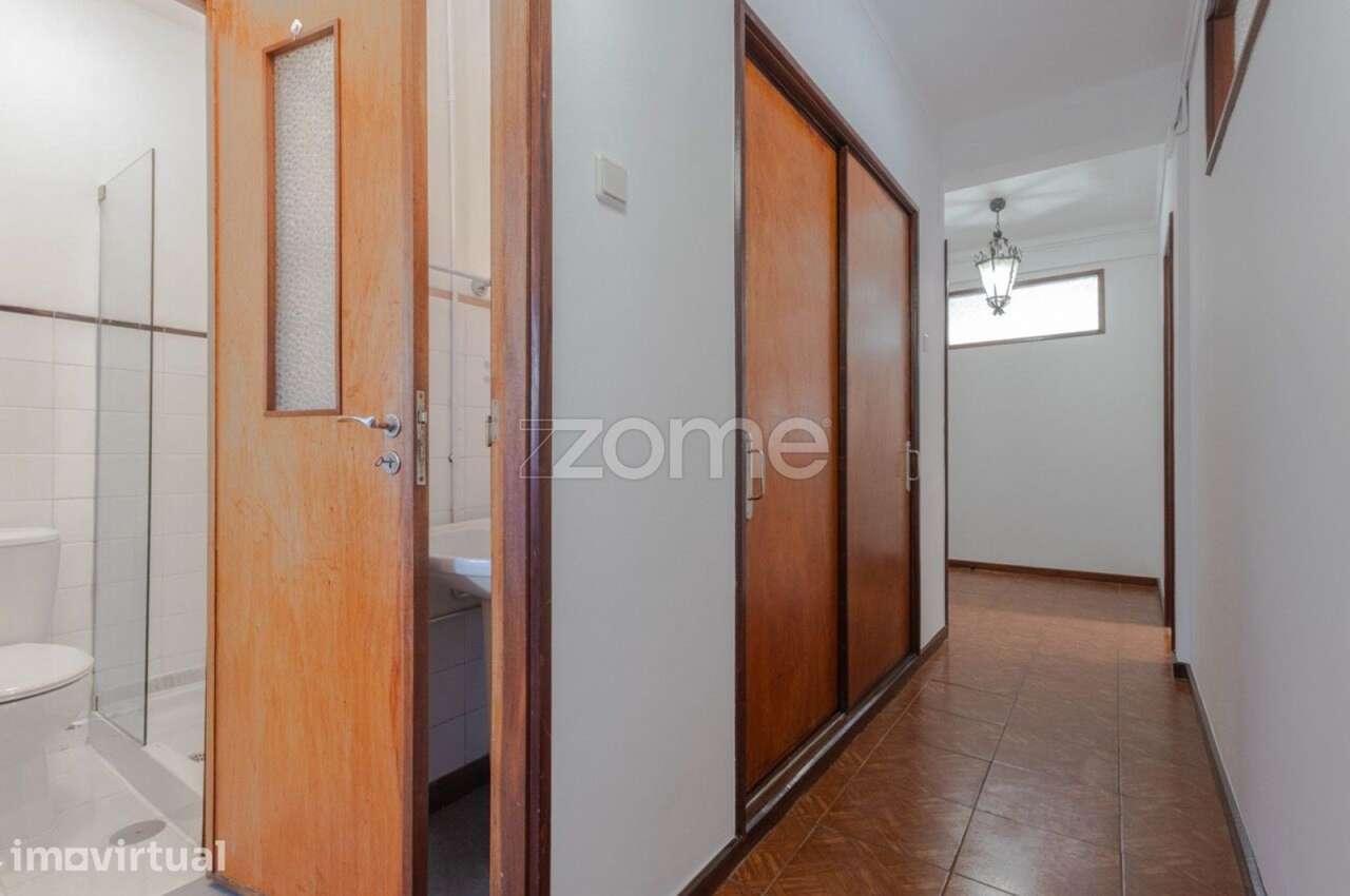 Apartamento T3+1 Renovado | Garagem Fechada | Transportes à Porta - Grande imagem: 3/21