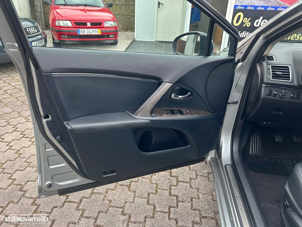Toyota Avensis Touring Sports - 12