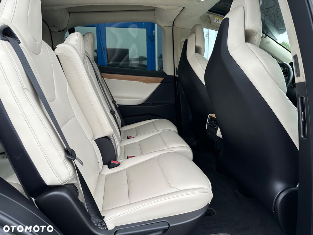 Tesla Model X - 13