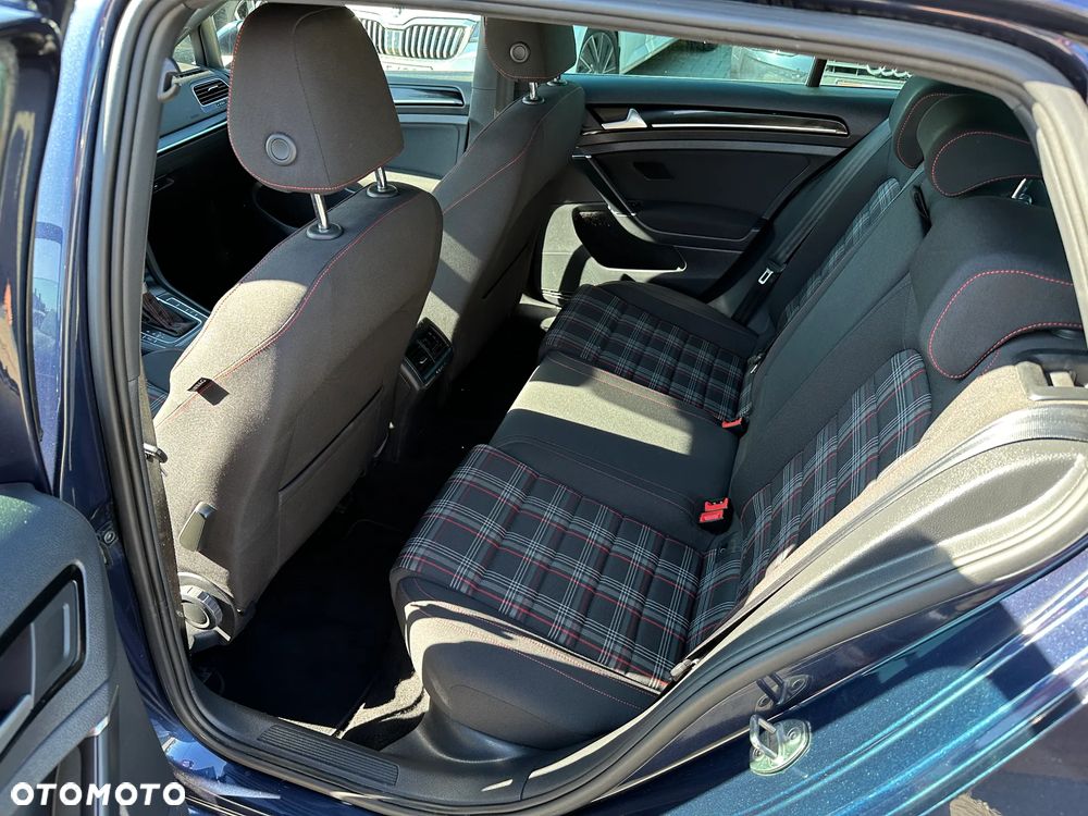 Volkswagen Golf - 20