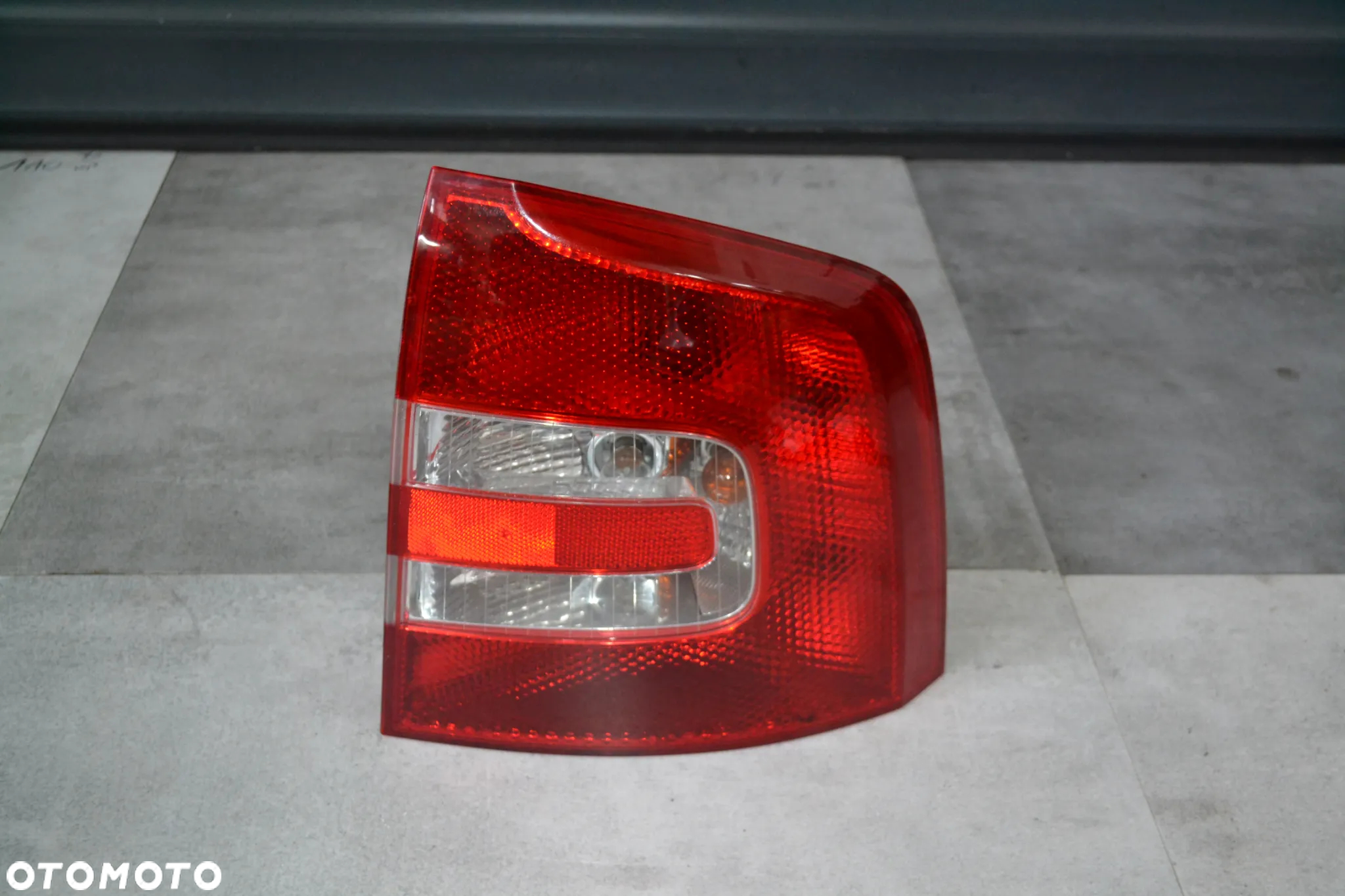 SKODA OCTAVIA II KOMBI LAMPA TYŁ TYLNA PRAWA Z WKŁADEM ORYGINAŁ - 2