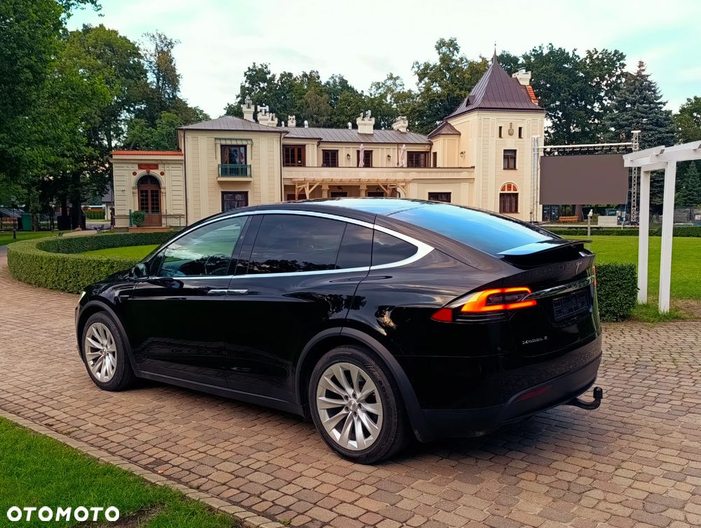 Tesla Model X - 17