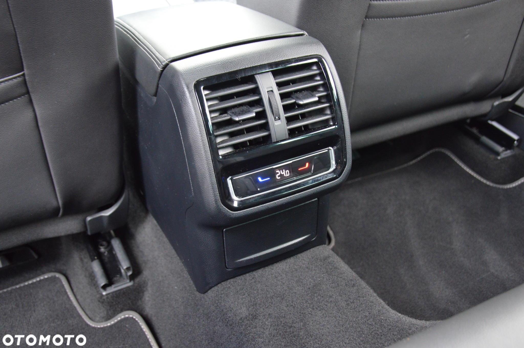 Volkswagen Passat Variant 2.0 TDI SCR DSG R-Line - 28
