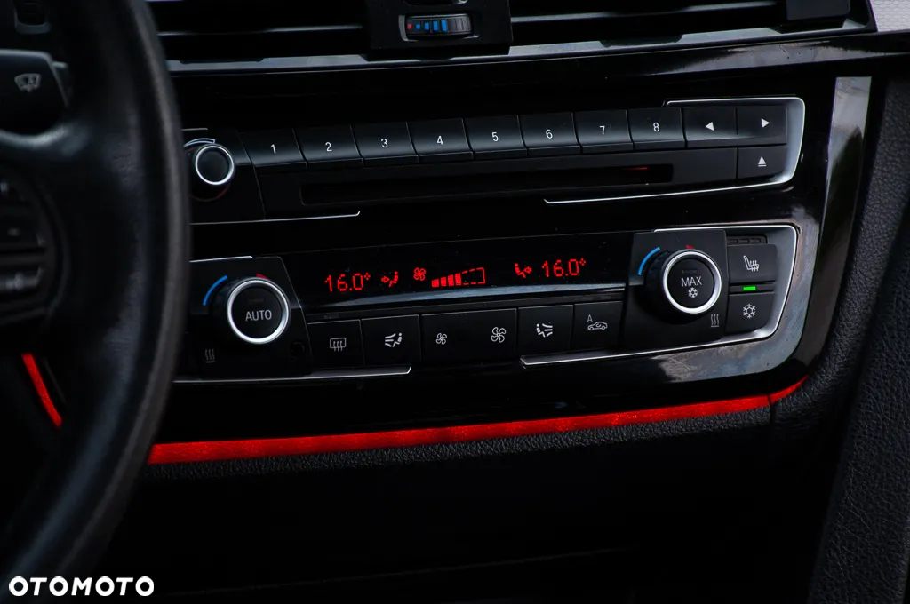 BMW Seria 3 320d Sport Line - 34