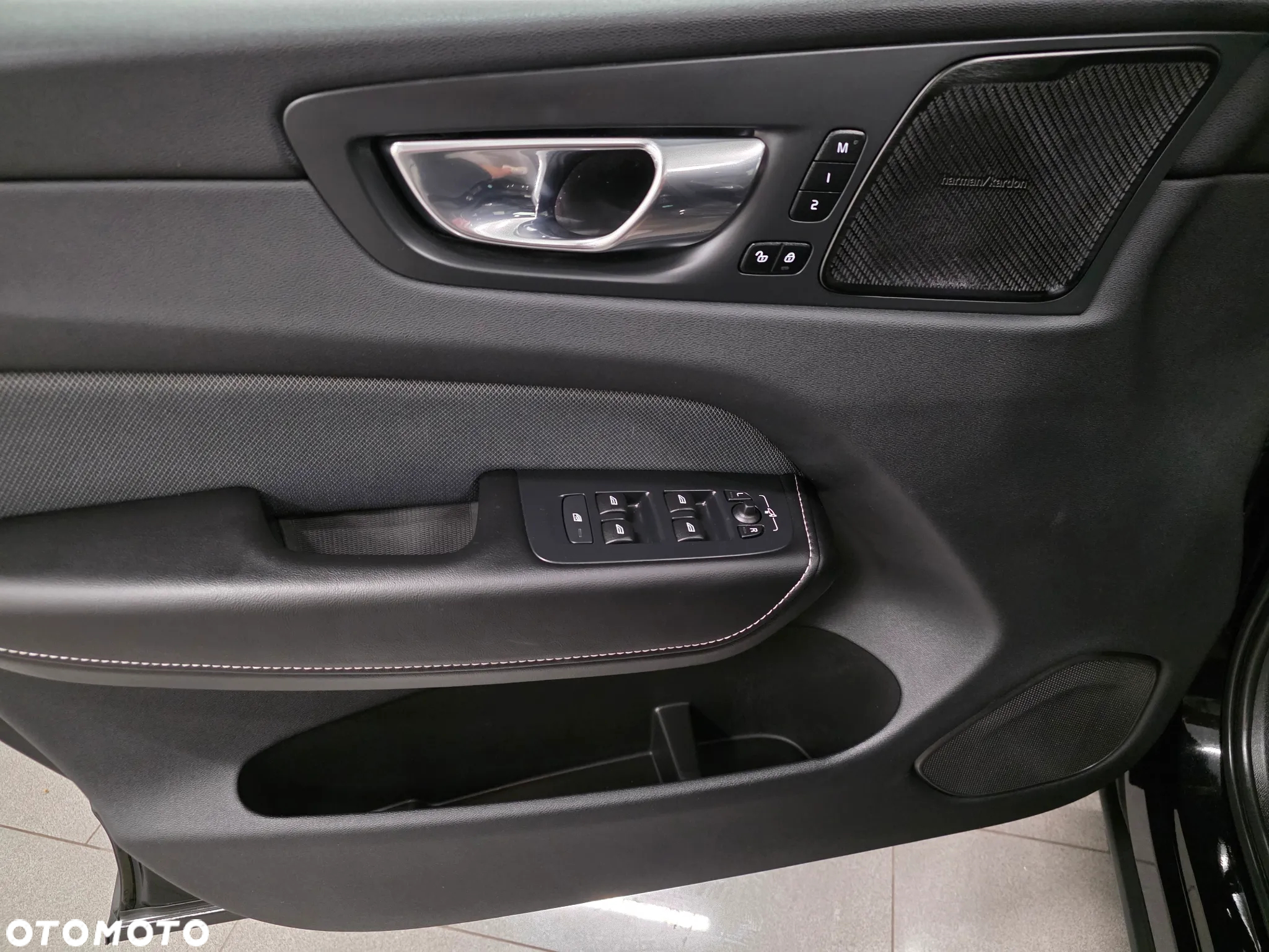 Volvo XC 60 B4 D AWD Plus Dark - 24