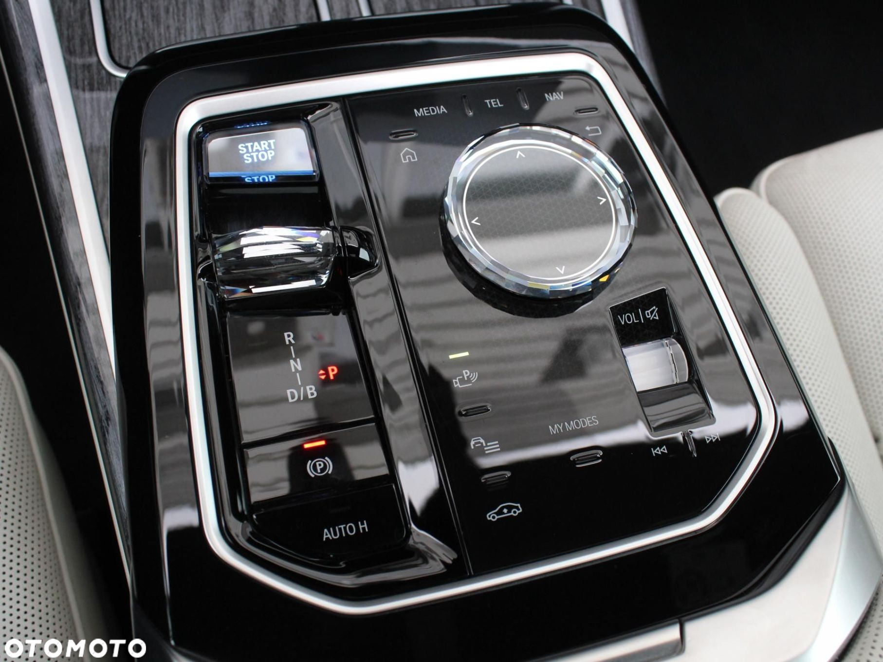 BMW i7 - 12