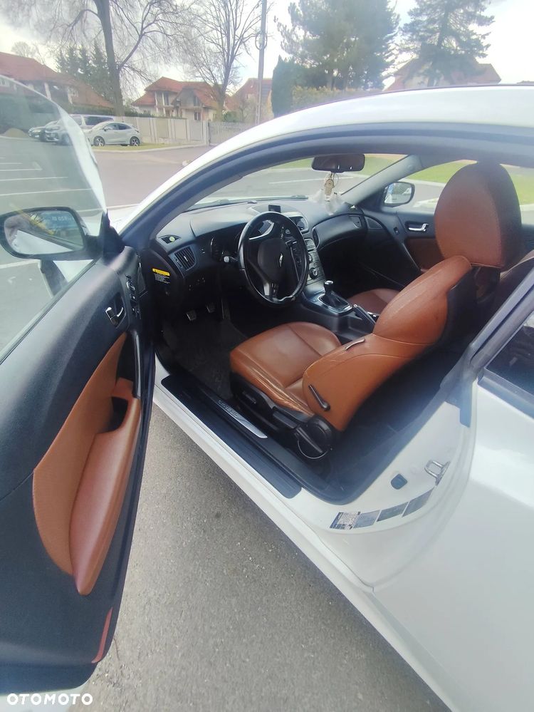 Hyundai Genesis Coupe - 12