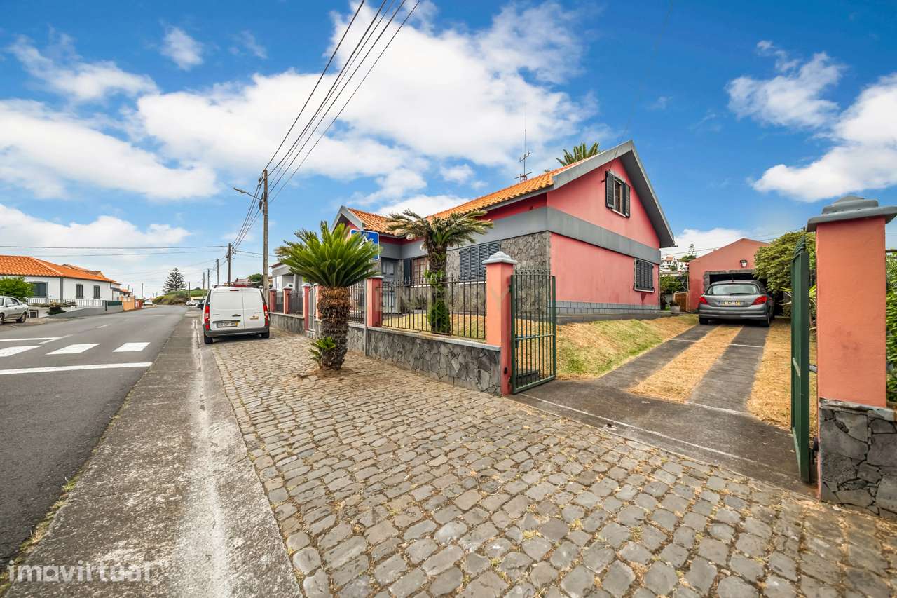 Moradia T2 + 1  com Jardim e Garagem em Porto Judeu - Angra do Heroism - Grande imagem: 2/28