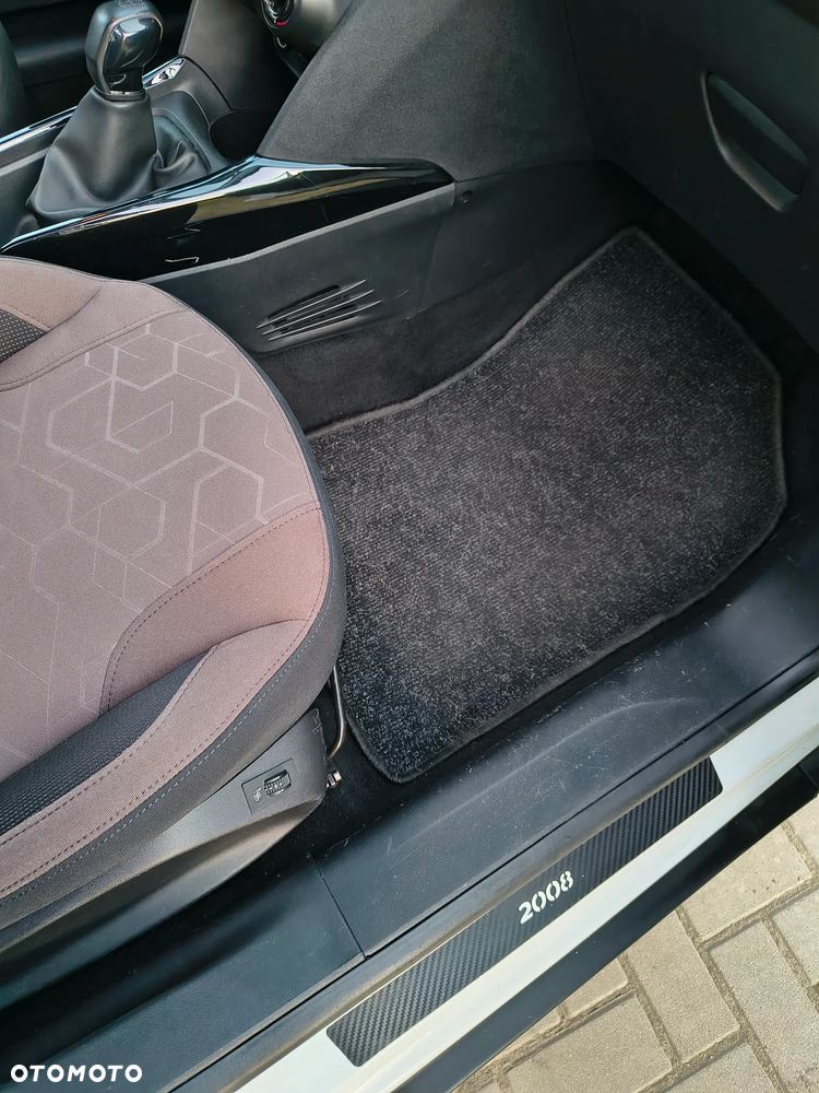 Peugeot 2008 1.2 Pure Tech Style EU6 - 24