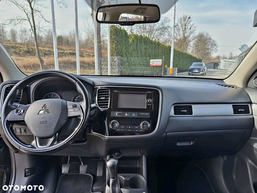 Mitsubishi Outlander 2.0 Invite + 2WD - 12