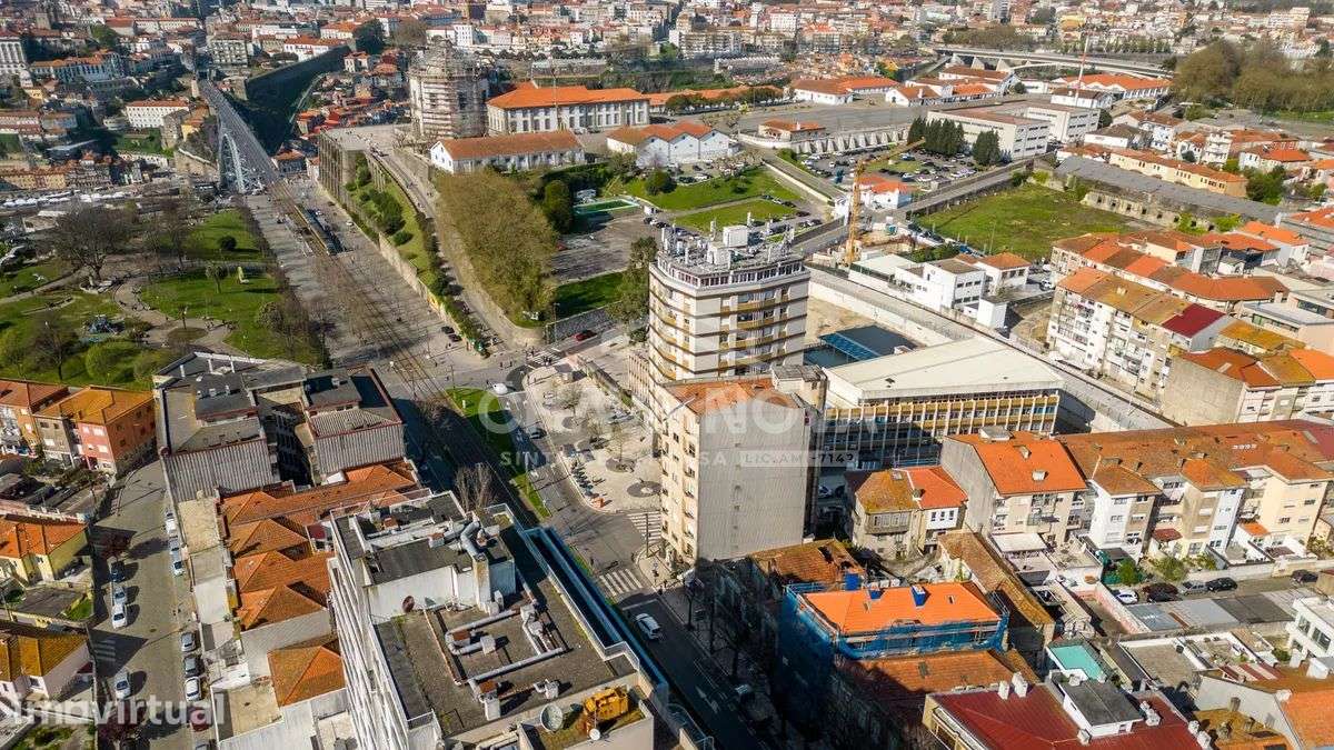 Garagem / Armazém Independente com 256m² na Avenida da República - Grande imagem: 2/26