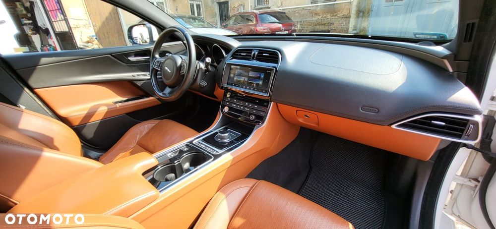 Jaguar XE 2.0 D Prestige - 17