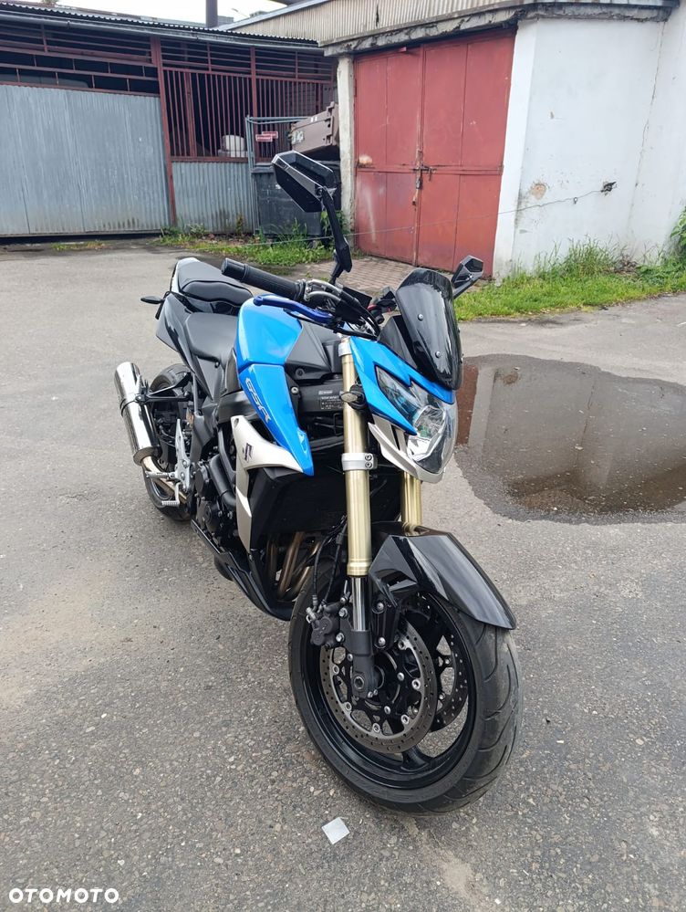 Suzuki GSR - 4