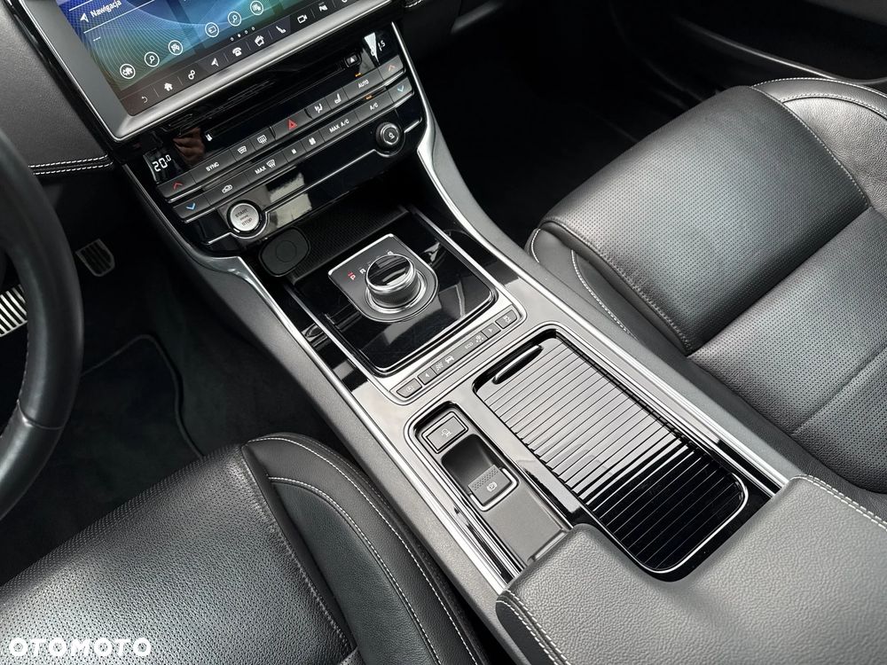 Jaguar XE 2.0 D AWD R-Sport - 12