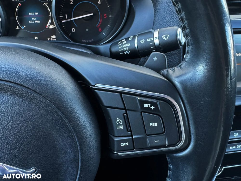 Jaguar XE 2.0 Prestige - 29