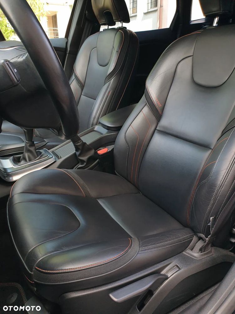 Volvo V40 D2 R Design - 23