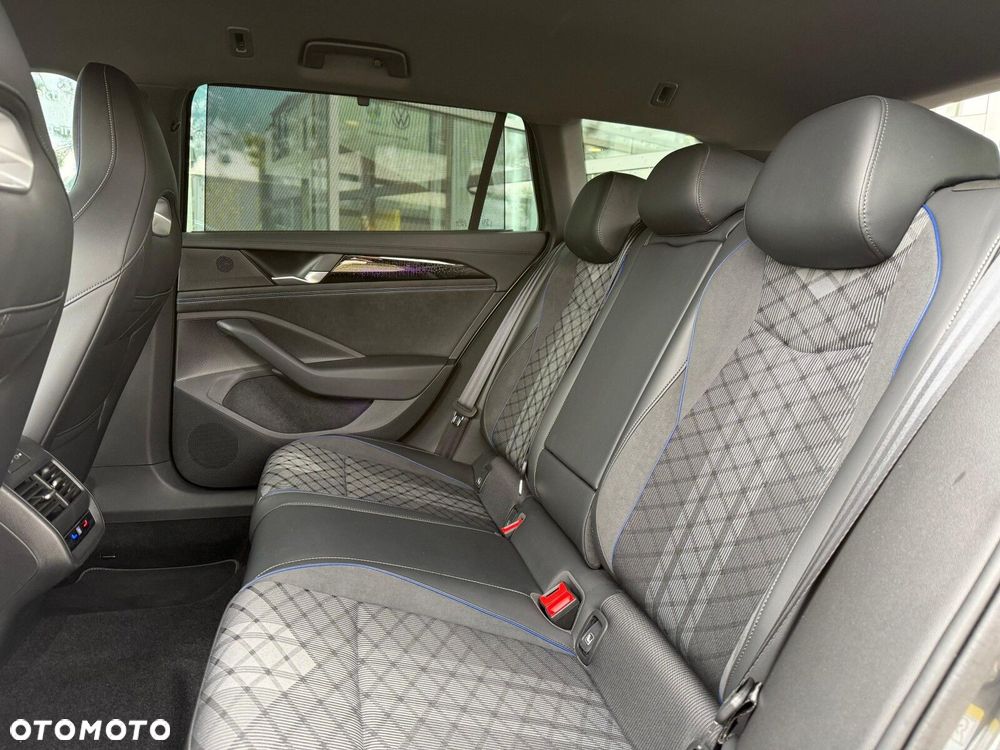 Volkswagen Passat Variant 2.0 TDI SCR R-Line DSG - 14