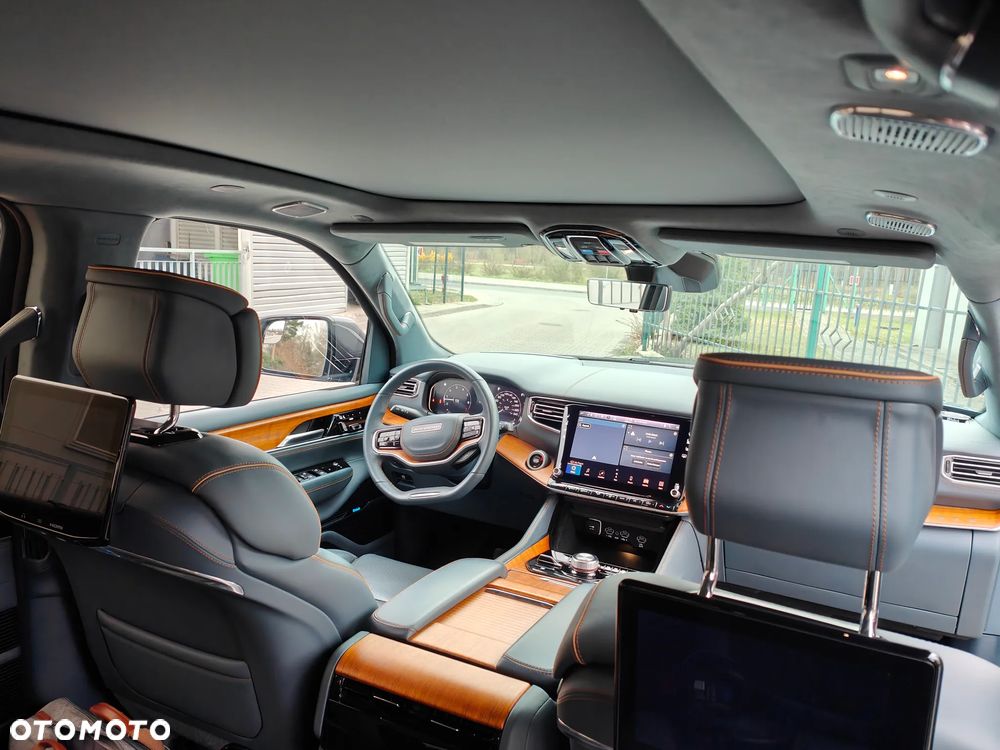 Jeep Grand Wagoneer - 15