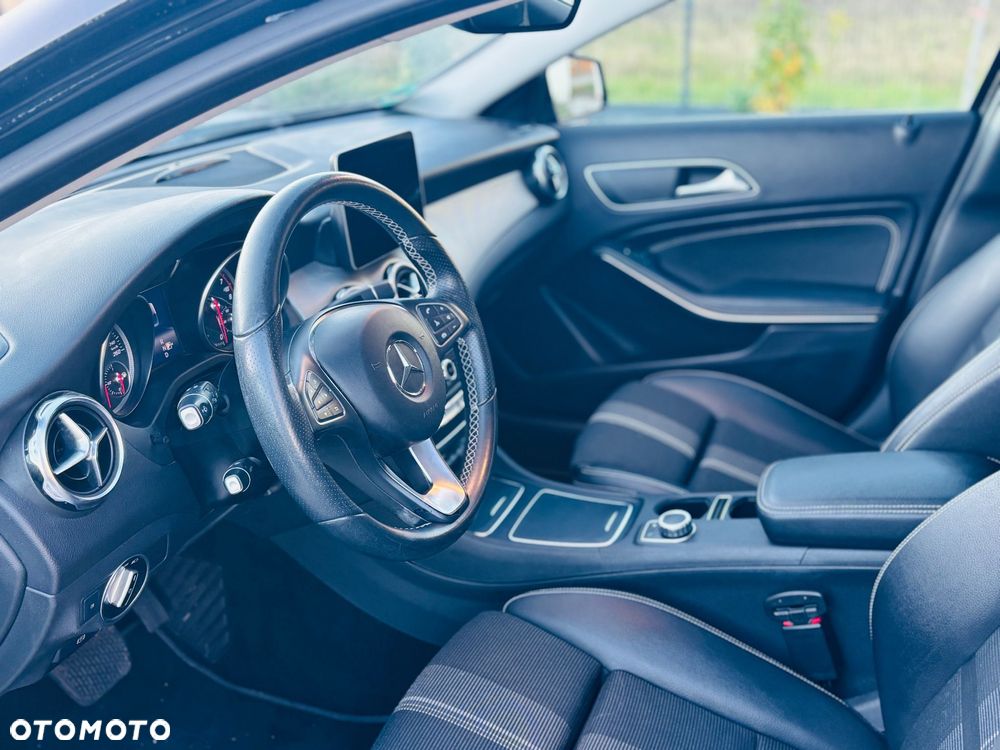 Mercedes-Benz GLA 180 7G-DCT UrbanStyle Edition - 20