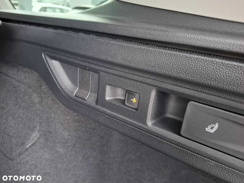 Volkswagen Passat Variant 2.0 TDI SCR DSG Elegance - 16