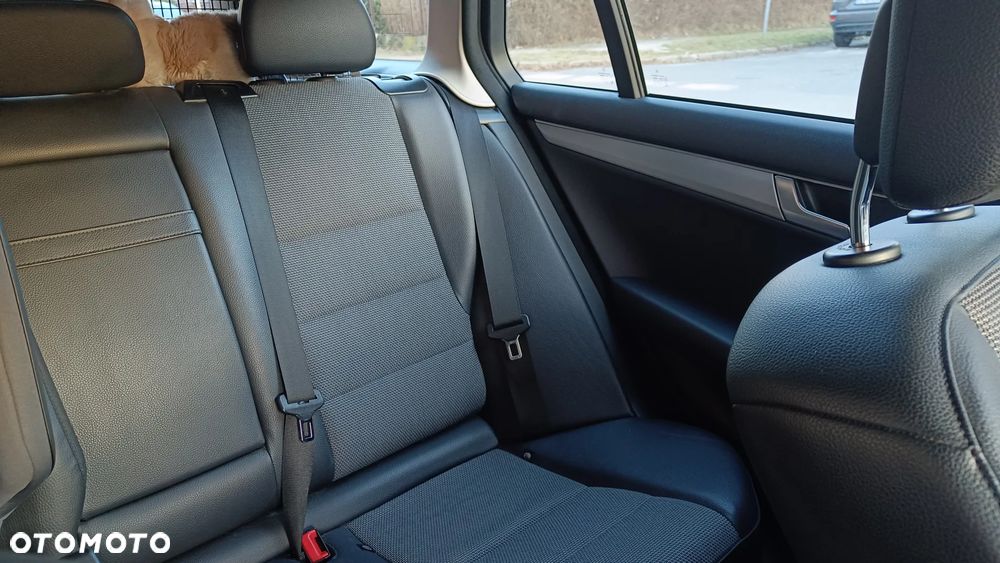 Mercedes-Benz Klasa C 180 CGI BlueEFFICIENCY Avantgarde - 21