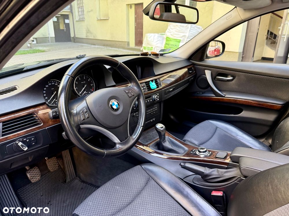 BMW Seria 3 318i Touring - 13